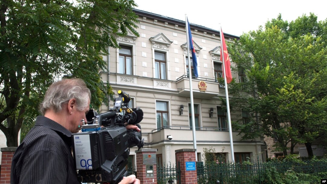Một cameraman trước Đại sứ quán Việt Nam ở Berlin, Đức. Ảnh chụp ngày 2/8/2017. Hôm 3/8 Việt Nam nói "lấy làm tiếc" sau khi Bộ Ngoại Giao Đức tố cáo VN bắt cóc ông Trịnh Xuân Thanh, bị truy nã về tội danh làm thất thoát tài sản nhà nước. (Ảnh Paul Zinken/dpa/via AP)