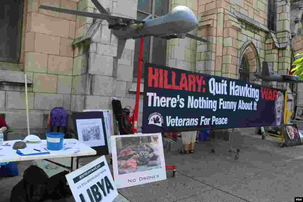 Demonstrasi menentang Hillary Clinton pada hari ketiga Konvensi Nasional Partai Demokrat di Philadelphia, Rabu (27/7).