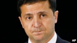 Los problemas del presidente ucraniano Volodymyr Zelenskiy estarían apenas en sus inicios como resultado de la servil conversación telefónica y unos embarazosos mensajes de texto. 