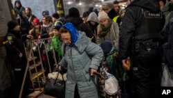 Warga Ukraina memadati stasiun kereta api di Lviv, Ukraina barat, untuk menuju Polandia, di tengah perang yang masih berkecamuk di negaranya seminggu pasca invasi Rusia, Kamis (3/3). 