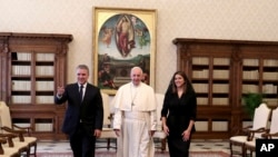 El Papa Francisco junto con el presidente de Colombia, Iván Duque, y su esposa, María Juliana Ruiz, a la salida de su audiencia privada en el Vaticano, el lunes 22 de octubre. 