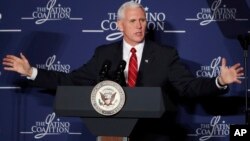 El vicepresidente de EE.UU., Mike Pence, durante el discurso a líderes hispanos de la pequeña empresa, reunidos en su cumbre anual en Washington D.C.