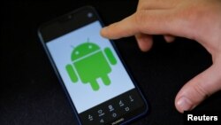 El logo del sistema operativo móvil desarrollado por Google, Android, se observa en un teléfono. Imagen de archivo del 20 de mayo de 2019.