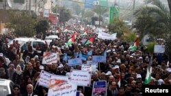 Des employés de l'agence de l'ONU pour les réfugiés palestiniens (UNRWA) manifestent contre la décision des États-Unis de geler leur aide à cette agence, dans la ville de Gaza, le 29 janvier 2018.