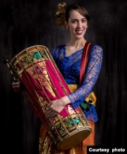 Claire Fassnacht, Artistic Director, Friends of the Gamelan (foto courtesy: Ivan Indrautama).