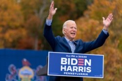 El candidato presidencial demócrata y exvicepresidente Joe Biden durante un evento de campaña con partidarios en Bucks County Community College, en Bristol, Pensilvania, el sábado 24 de octubre de 2020.