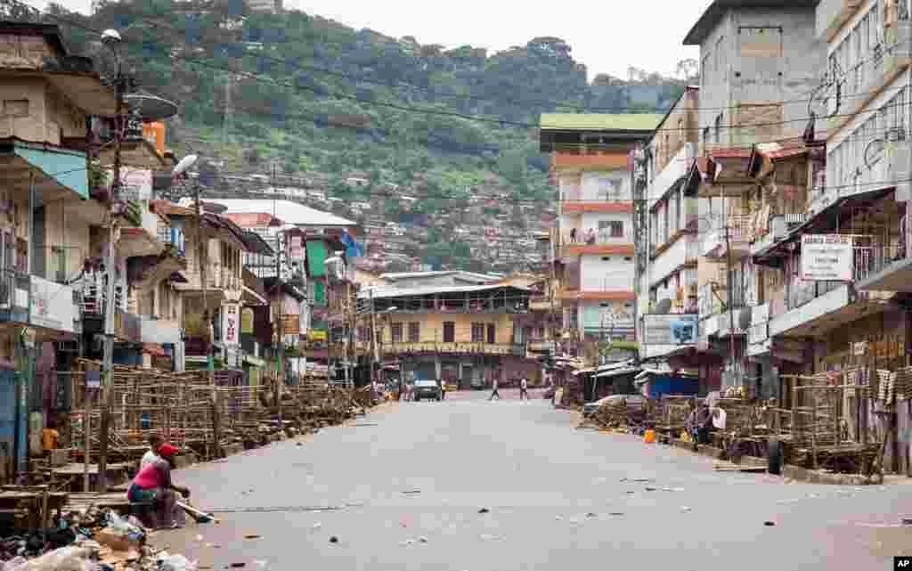 Đường phố vắng vẻ trong ba ngày phong tỏa nhằm ngăn chặn sự lây lan của virus Ebola ở Freetown, Sierra Leone. 