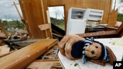 El Servicio Nacional de Meteorología emitió una vigilancia de tornado hasta las 8:00 de la noche del sábado para la mitad occidental de Arkansas.