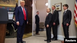 El presidente de EEUU, Donald Trump, (izq), con el cofundador de Oracle, Larry Ellison, el director ejecutivo de SoftBank, Masayoshi Son, y el director ejecutivo de OpenAI, Sam Altman, en la Casa Blanca, el 21 de enero de 2025.