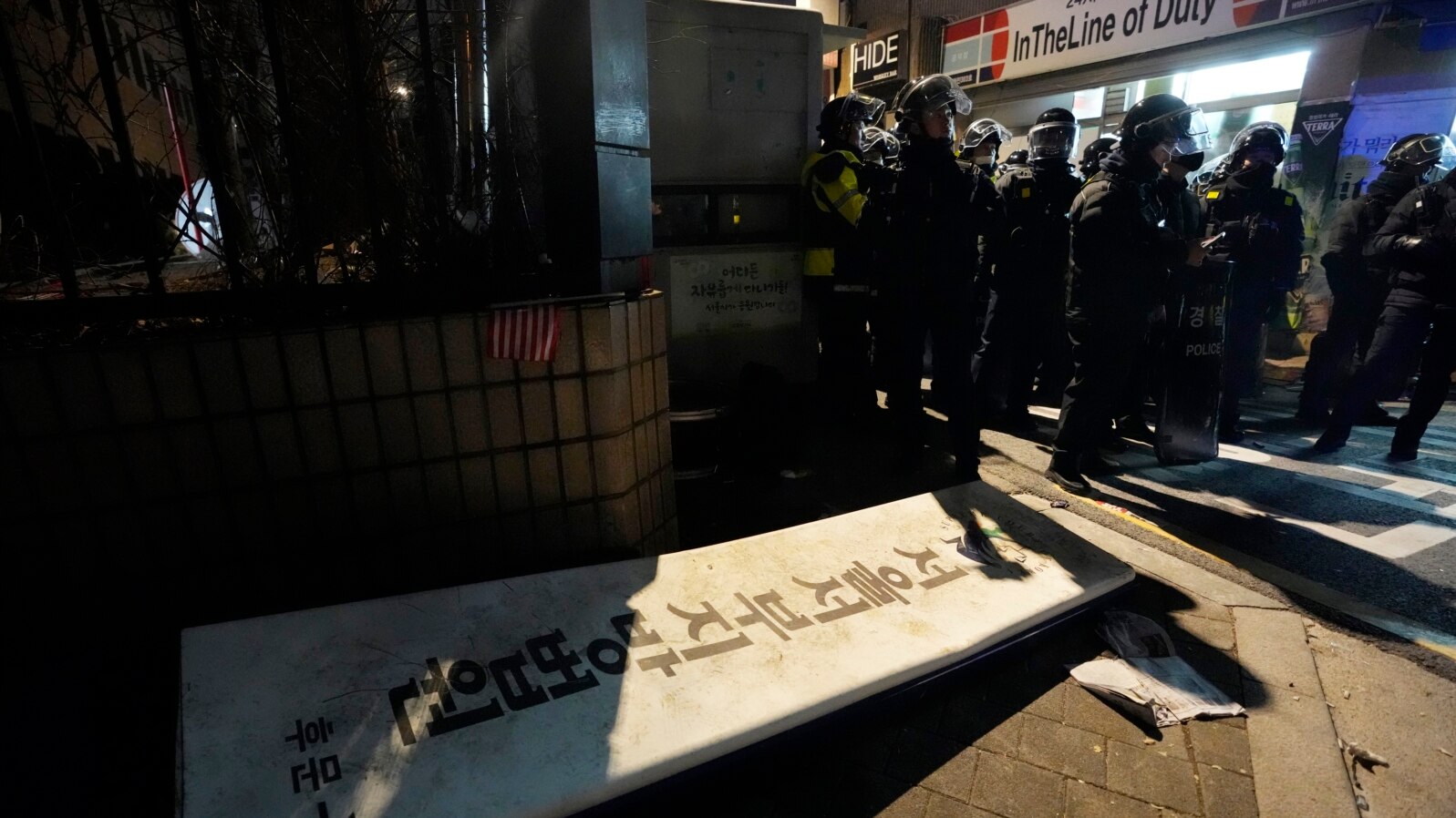 Oficerët e policisë qëndrojnë përpara Gjykatës së Qarkut Perëndimor të Seulit, pasi mbështetësit e Presidentit të arrestuar Yoon Suk Yeol hynë me forcë në godinë (19 janar 2025)