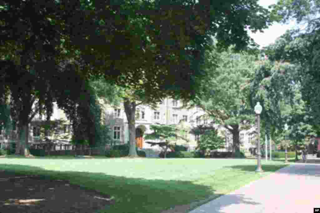 暑假期间大学校园显得宁静