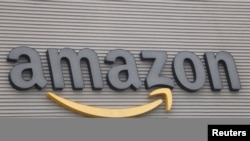 ARCHIVO - Logotipo de Amazon en el Centro Logístico de la empresa antes de la temporada navideña en Tepotzotlán, México, el 13 de diciembre de 2023.