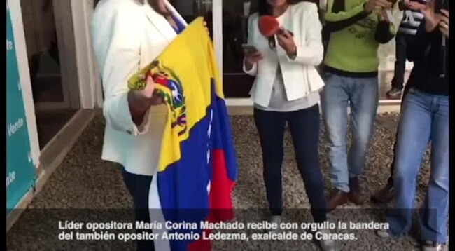 María Corina Machado recibe bandera de Antonio Ledezma