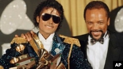 Quincy Jones (Dama) Michael Jackson (Hagu)a bikin ba da lambar yabo ta Grammy Award a shekarar 1984