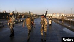 阿富汗保安部队在喀布尔自杀袭击现场。（2016年2月27日）