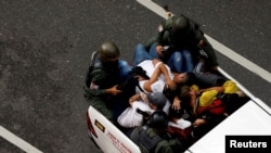 Pasukan keamanan menahan sejumlah demonstran yang turut serta dalam aksi menentang kemenangan Nicolas Maduro dalam pemilu Venezuela. Aksi tersebut berlangsung di Caracas, Venezuela, pada 30 Juli 2024. (Foto: Reuters/Leonardo Fernandez Viloria)