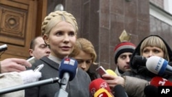 Former Ukranian Prime Minister and opposition leader Yulia Tymoshenko speaks to the media in front of the Prosecutor General's Office in Kiev, 15 Dec 2010