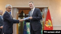 Šef delegacije EU u Crnoj Gori Mitja Drobnič predaje Izveštaj Evropske komije crnogorskom premijeru Igoru Lukšiću