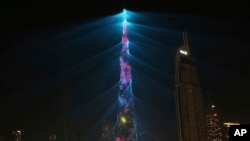  Burj Khalifa, gini mafi tsawo a duniya da ke Dubai, ya haskaka wutar nuna murnar shiga sabuwar shekara.
