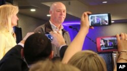 El republicano Greg Gianforte saluda a sus seguidores en un hotel luego de ganar la elección en Montana.