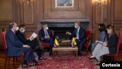 El presidente electo de Ecuador, Guillermo Lasso, se reúne en Bogotá con el mandatario colombiano Iván Duque, el martes 20 de abril de 2021. [Foto: Cortesía de Presidencia de Colombia]