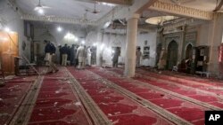مسجد «کوچا ریسالدار» در شهر پیشاور پس از انفجار بمب در روز جمعه
