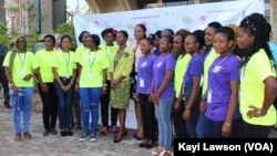 Les participantes avec la ministre Cina Lawson et la présidente du Camp, Nadège Afoutou, à Lomé, Togo, 16 mai 2018. (VOA/Kayi Lawson)