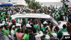 En 2018, Julius Maada Bio, candidat du Parti du peuple de la Sierra Leone (SLPP), l'avait emporté au second tour avec 51,8% des voix.