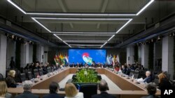 Ministros de Relaciones Exteriores asisten a una sesión previa de la Cumbre del Mercosur en el edificio del puerto de Asunción, Paraguay, el domingo 7 de julio de 2024. 