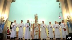 Une messe catholique dans une église à Téhéran, en Iran, le 25 décembre 2014.