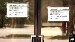 阿拉巴马州卡罗尔顿的皮肯斯郡医疗中心紧大门贴出的医院关闭的通知。(2020年3月26日)