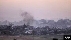 2023年10月29日，从以色列南部沿加沙地带边界拍摄的照片显示，加沙浓烟滚滚。（法新社）