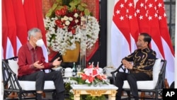 Presiden Joko Widodo (kanan) berbincang dengan PM Lee Hsien Loong di Sanchaya Resort Bintan, Riau, 25 Januari 2022. (Agus Suparto/Setpres RI via AP)