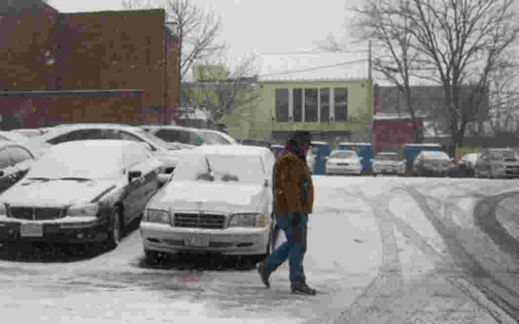 Washington se tiñe de blanco bajo una escasa capa de nieve.