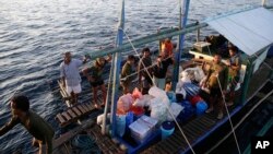 Beberapa anggota angkatan laut Filipina dengan perahu tiba di dekat pangkalan AL Filipina di pulau Palawan, Laut China selatan (31/3). Filipina telah menyita sebuah perahu nelayan Vietnam. 