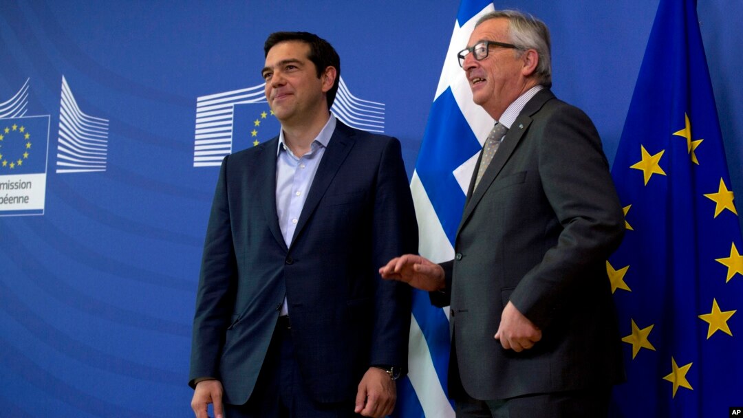 PM Yunani Alexis Tsipras (kiri) dan Presiden Komisi Eropa Jean-Claude Juncker, berbicara di markas Uni Eropa di Brussels, Belgia hari Rabu (3/6).