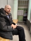 El periodista ruso Sergey Karelin comparece ante el tribunal en la región de Murmansk en Rusia, el sábado 27 de abril de 2024, tras ser arrestado por acusaciones de "extremismo", que ha negado. 
