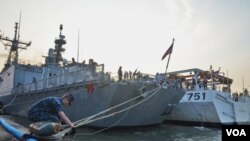 Kapal Perang Amerika Serikat sedang berlabuh di Pelabuhan Tanjung Perak Surabaya (foto: Petrus Riski/VOA).