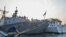 Kapal Perang Amerika Serikat sedang berlabuh di Pelabuhan Tanjung Perak Surabaya (foto: Petrus Riski/VOA).