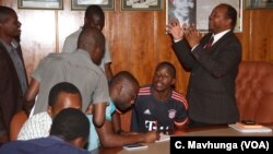 Minister of Health and Child Care Dr. Obadiah Moyo discuss with the junior doctors who are on strike at the Parirenyatwa hospital in Harare, Dec. 5, 2018. 