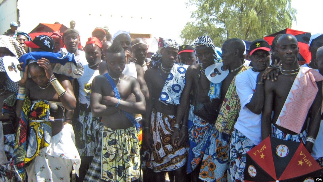 Munícipes no Virei, Namibe, aguardam a chegada das autoridades para obterem informações sobre a chegada de alimentos (VOA / A. Chicoca)