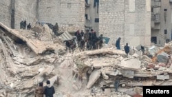 Spasilačke ekipe tragaju za preživelima u ruševinama zgrade u sirijskom gradu Alepu (Foto: SANA/Handout via REUTERS)