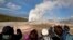 En esta foto de archivo de 2011 turistas fotografían la erupción de aguas termales Old Faithful, en el Parque Nacional Yellowstone.