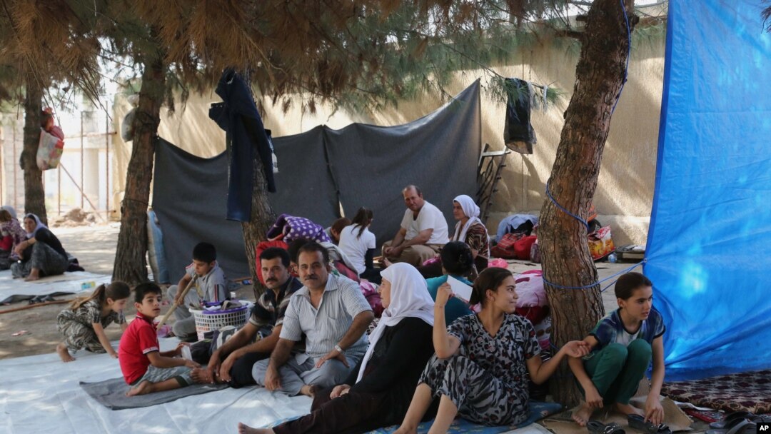 Pengungsi Irak dari kelompok minoritas Yazidi di taman dekat perbatasan Turki-Irak di Zakho, 475 kilometer dari barat laut Baghdad. 