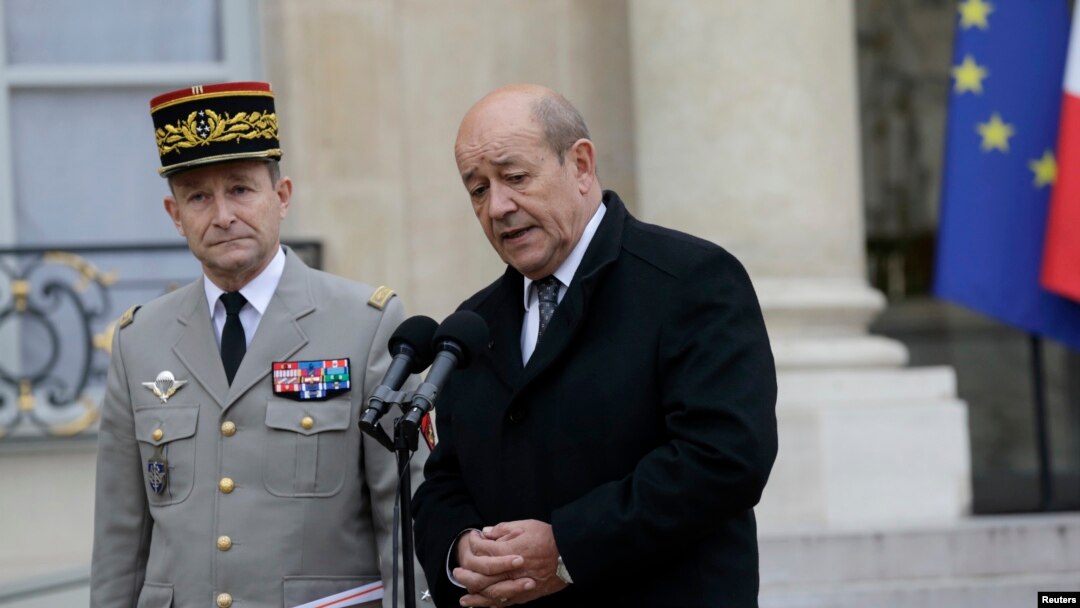 Menteri Pertahanan Perancis, Jean-Yves Le Drian (kanan) memberikan penjelasan kepada wartawan di Paris hari Senin (12/1). 