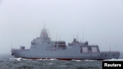 中國海軍055型萬噸導彈驅逐艦“南昌艦”在青島附近參加海軍演練。 （2019年4月23日）