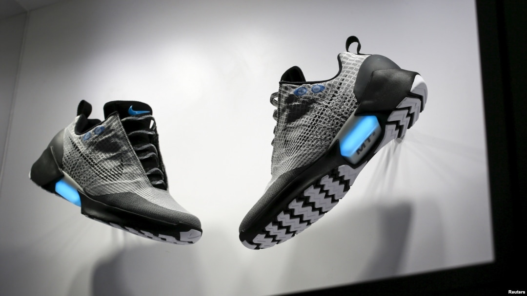 Hình tư liệu - Mẫu giầy tự buộc giây của Nike được trưng bày tại New York, ngày 17/3/2016.