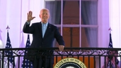 Presiden AS Joe Biden melambaikan tangan dari balkon di Gedung Putih, saat ia tiba untuk menyaksikan pesta kembang api menyambut Hari Kemerdekaan AS di Washington, DC, pada 4 Juli 2024. (Foto: AFP/Mandel Ngan)