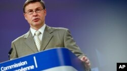 El vicepresidente ejecutivo de la Comisión Europea, Valdis Dombrovskis, habla durante una conferencia de prensa en la sede de la UE en Bruselas, el 2 de junio de 2021 .