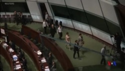 香港民主派議員抗議政府打壓新聞記者